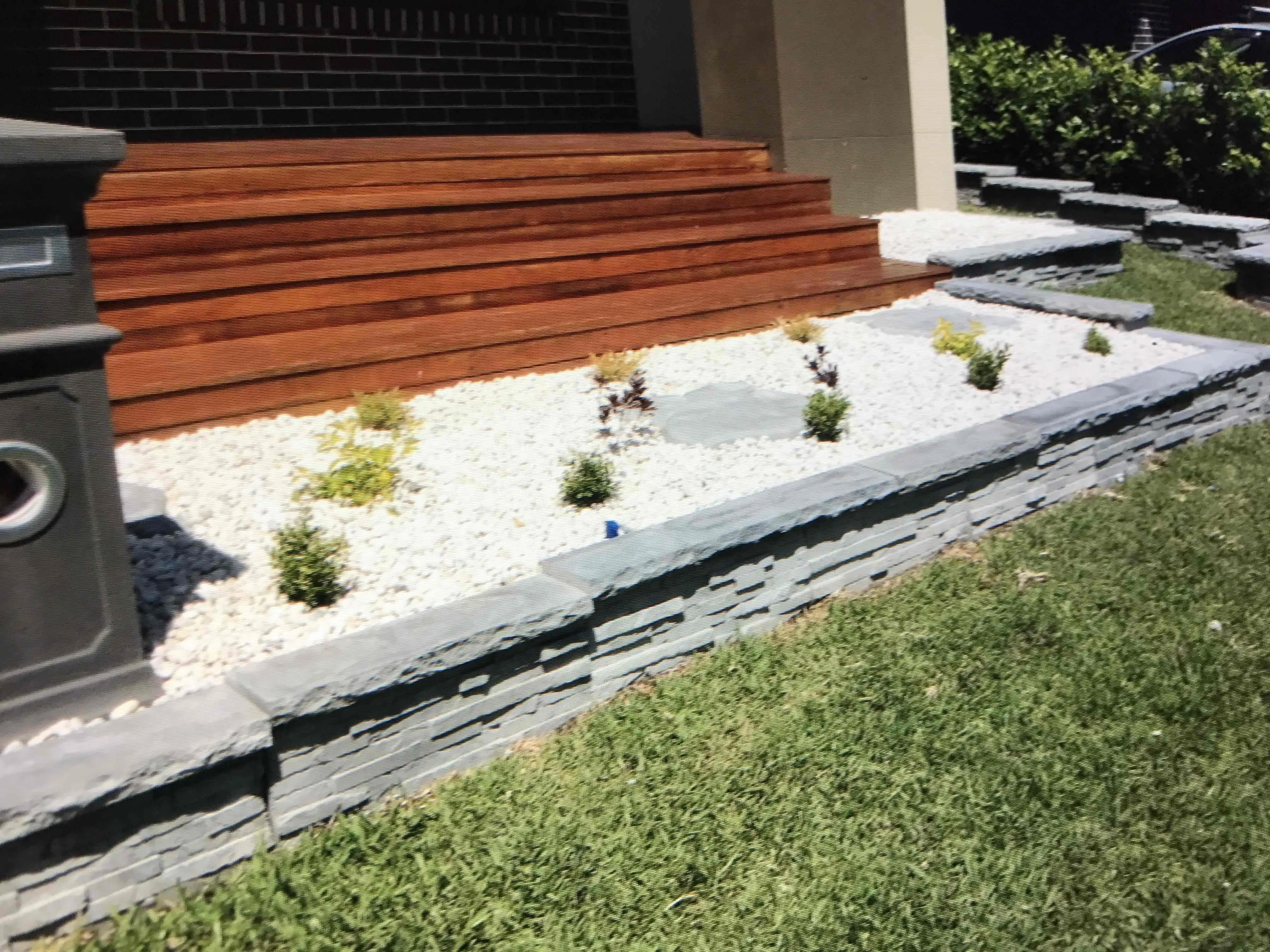 Synthetic turf lawn